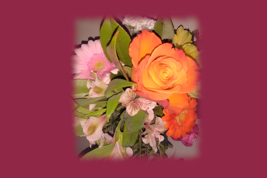 ein blumenstrauss mit rosen und margareten