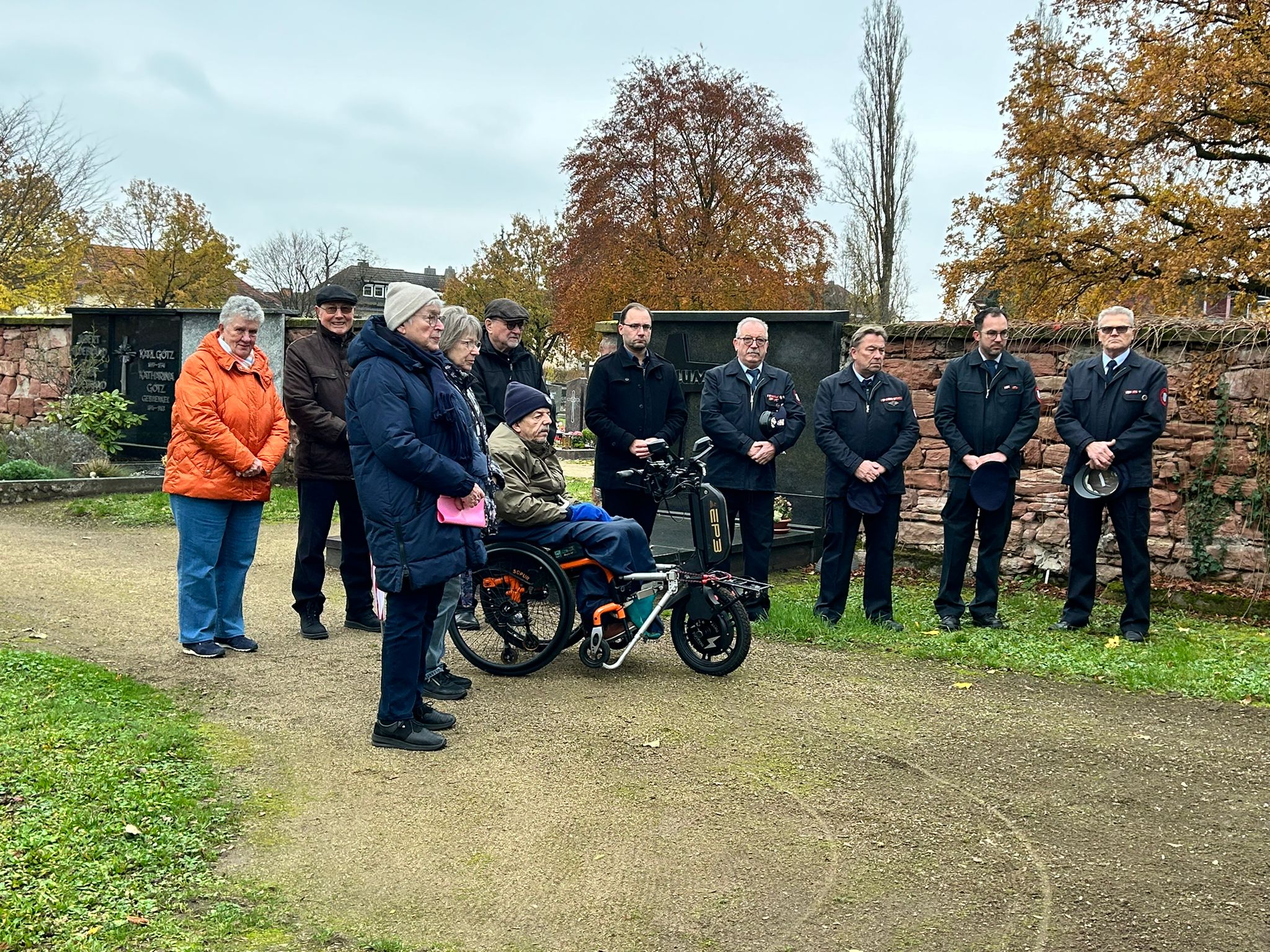 Das Bild zeigt VdK Vorstandsmitglieder, Bürgermeister Dr. Alexander Krey und Mitglieder der Freiwilligen Feuerwehr Mühlheim
