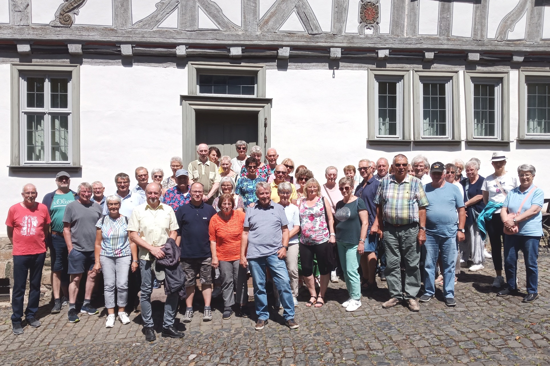 Tagesfahrt Wetzlar 1 Die Gruppe vor dem "Lottehaus" in Wetzlar.