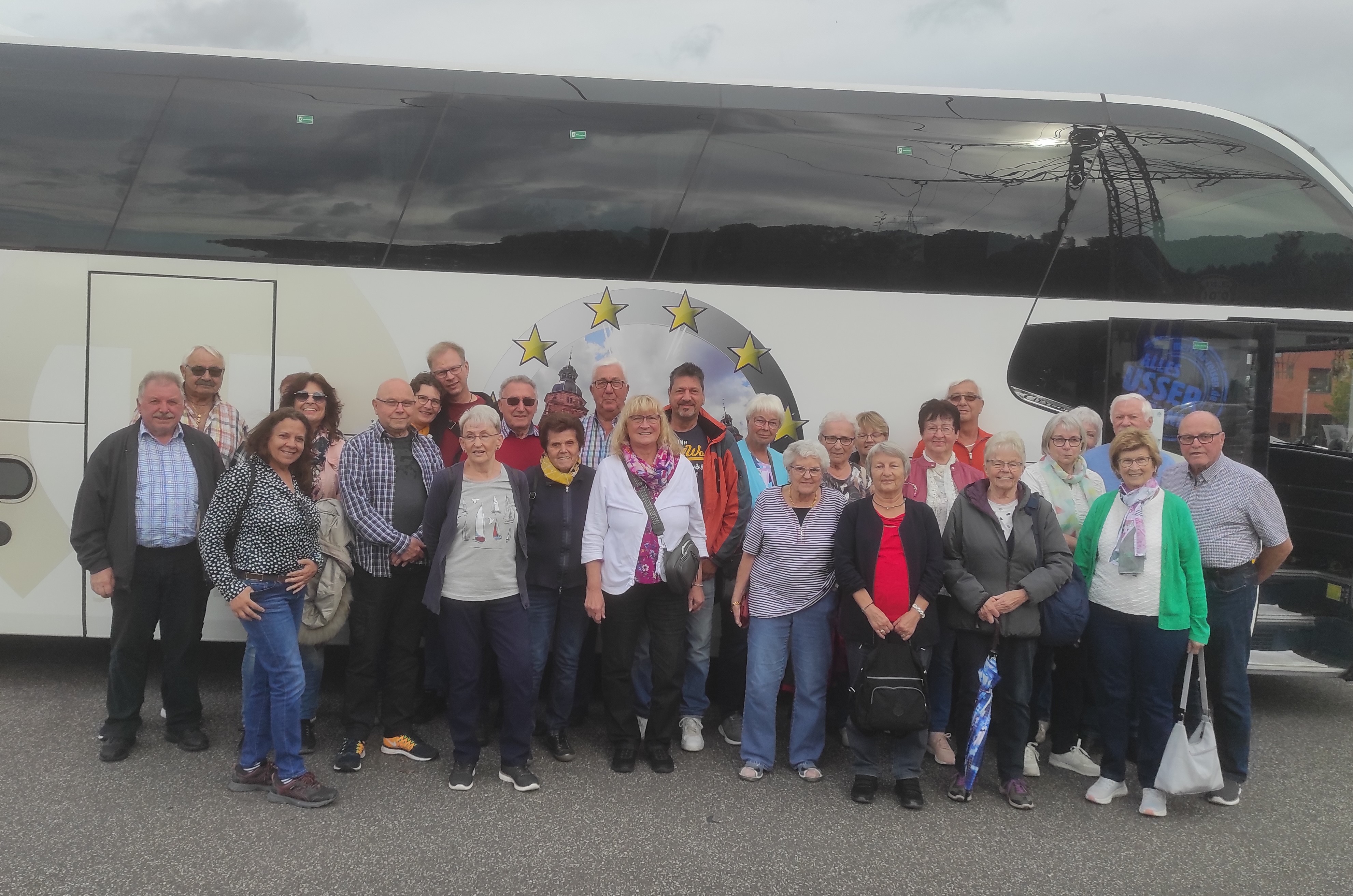 Tagesfahrt nach Eltville - Fahrtteilnehmer vor dem Bus