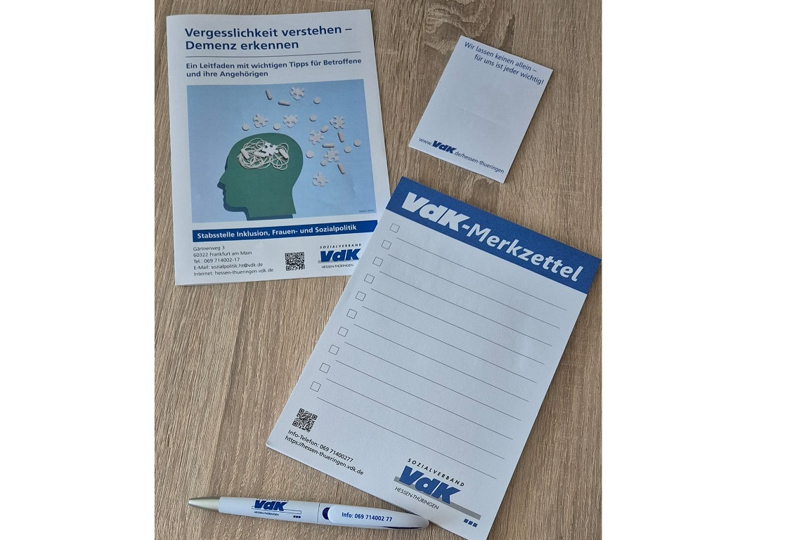 Broschüre Vergesslichkeit verstehen - Demenz erkennen man sieht ein bild der Broschüre "Vergesslichkeit verstehen - Demenz erkennen"