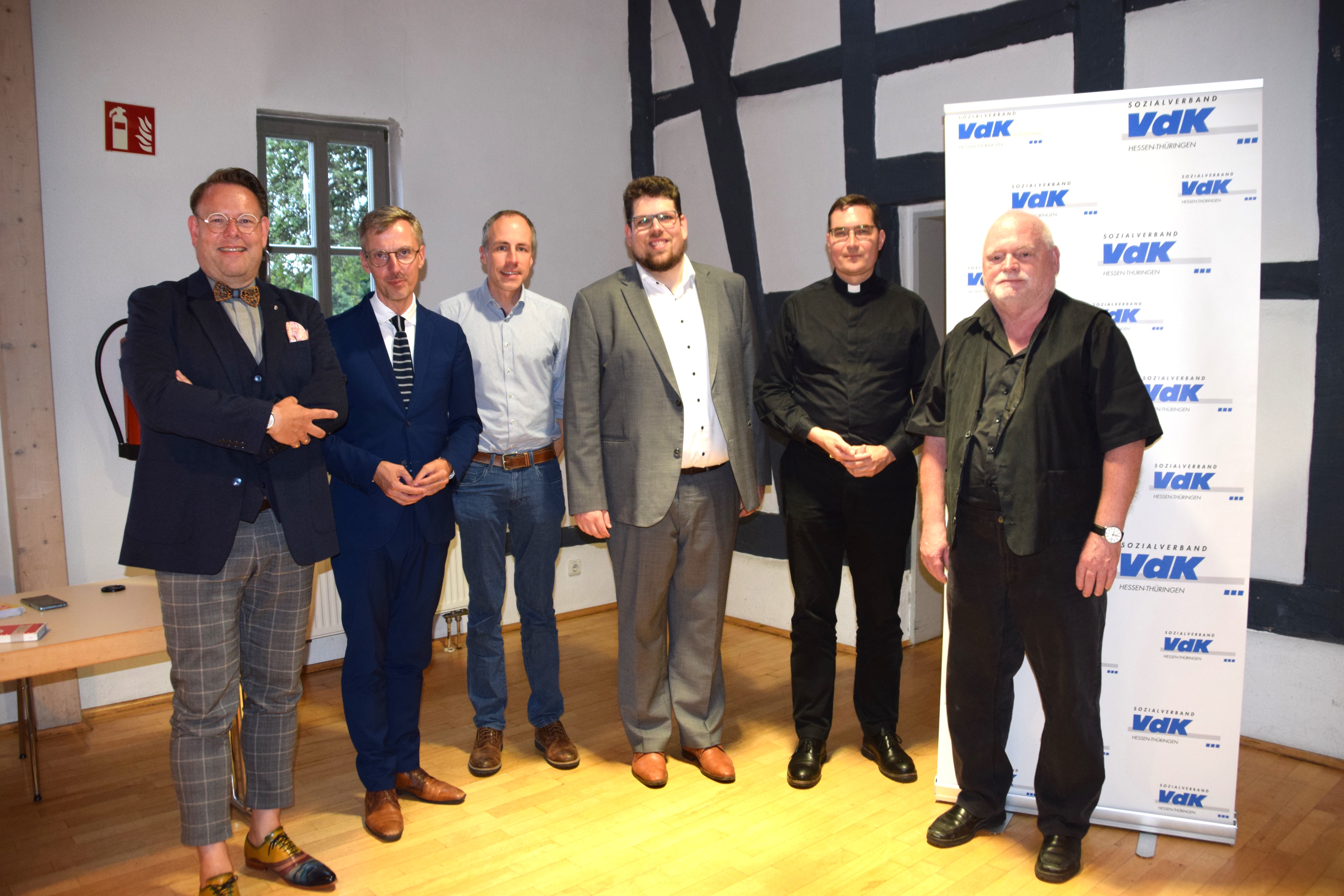 Auf dem Foto sehen Sie von links: Frank Hieret, Leiter des Hospizes St. Elisabeth Kinzigtal in Gelnhausen, Bundestagsabgeordneter Professor Lars Castellucci (SPD), Jan Schubert, stellvertretender ärztlicher Leiter des Palliativteams Hanau, Moderator Alexander Heger, Pfarrer Christoph Rödig und VdK Vorsitzender Helmut Müller.